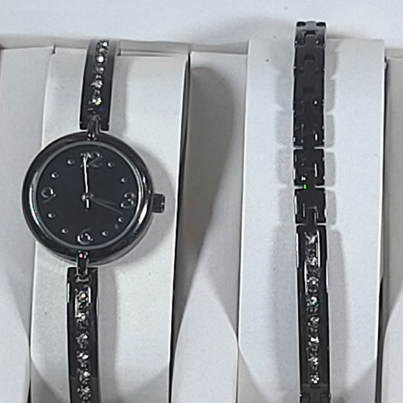 FMD Women's Watch with matching bracelet. NEW in box. - Picture 5 of 9